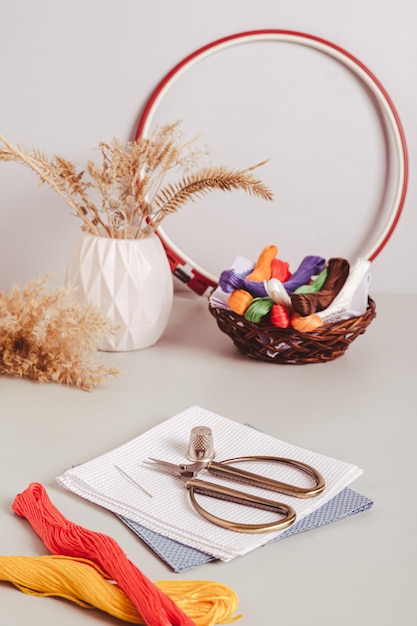 Zestawy haftu ułożone w koszu